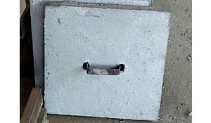 Tampa de concreto com puxador de ferro